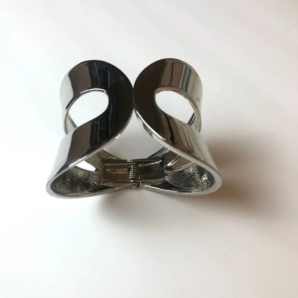 Figure Eight Hinge Cuff Silver - Picture 5 of 8
